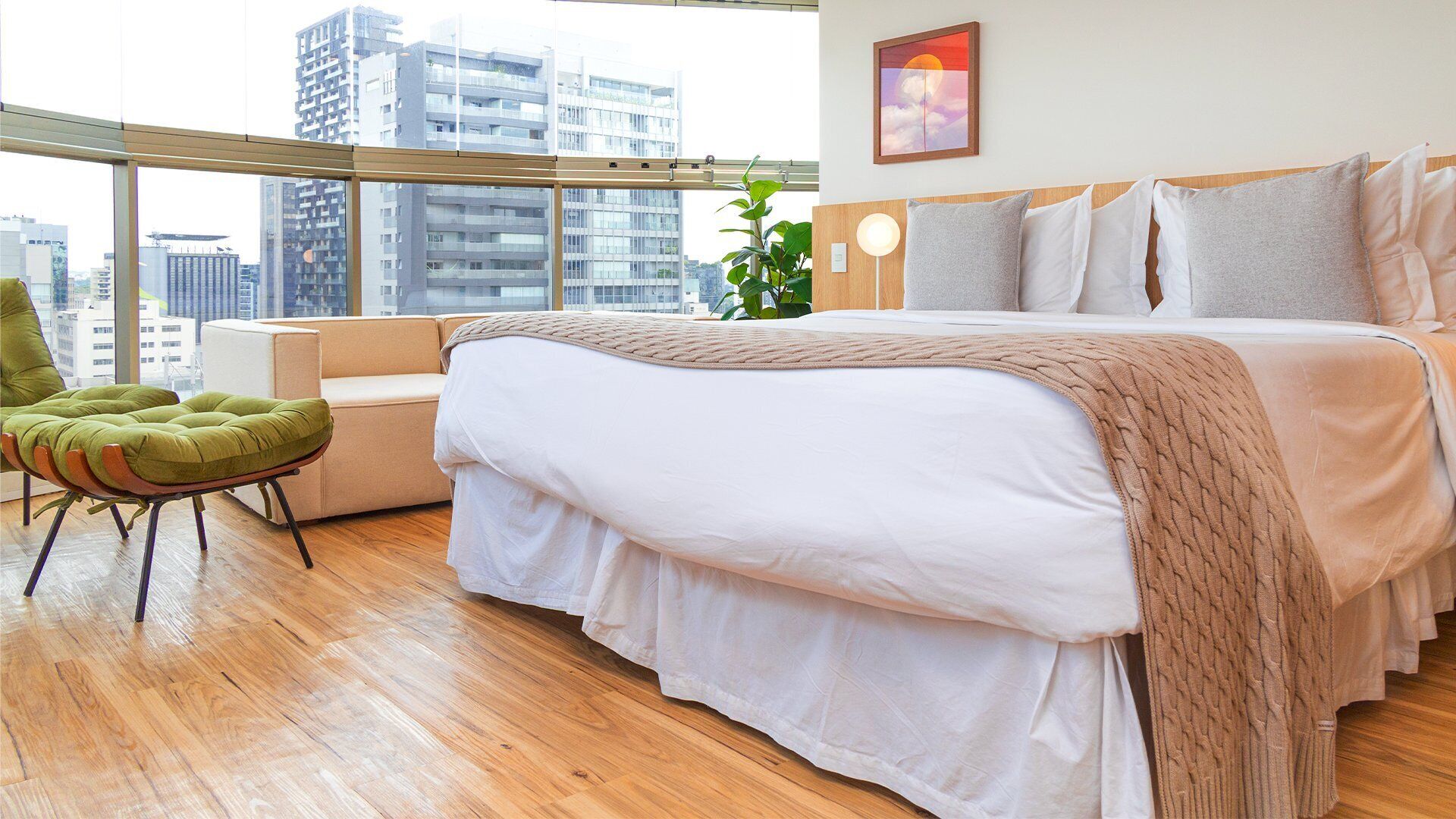 Ropa de cama de alta calidad y caja de seguridad en la habitación 
