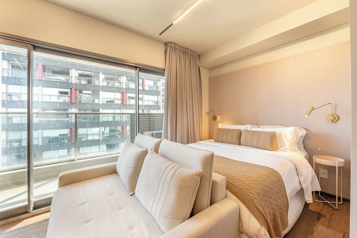 Monolocale Superior, 1 letto queen con divano letto | Biancheria da letto di alta qualità, una cassaforte in camera