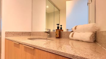 Apartamento superluxo | Banheiro | Chuveiro, toalhas de banho