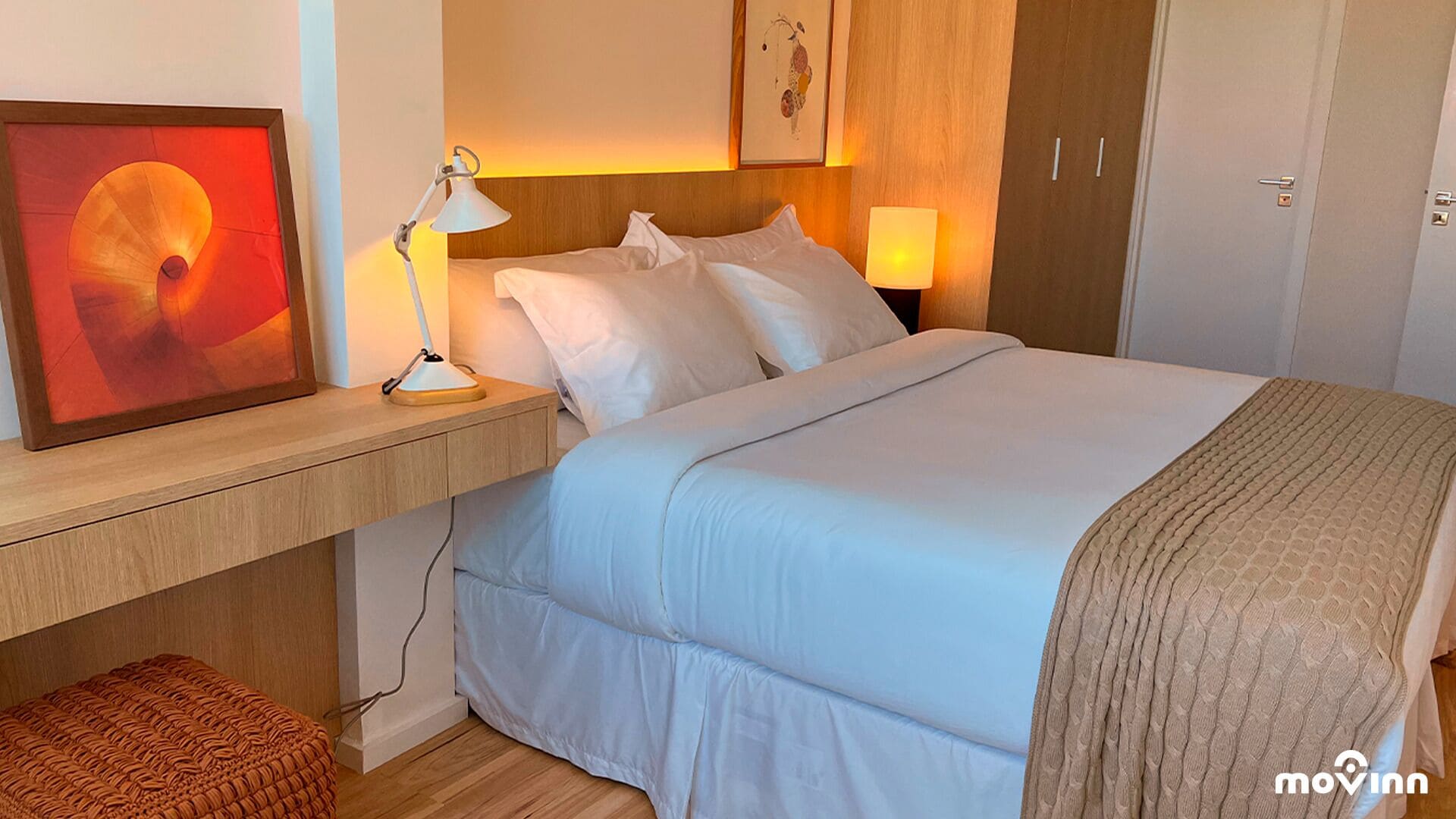 Ropa de cama de alta calidad y caja de seguridad en la habitación 