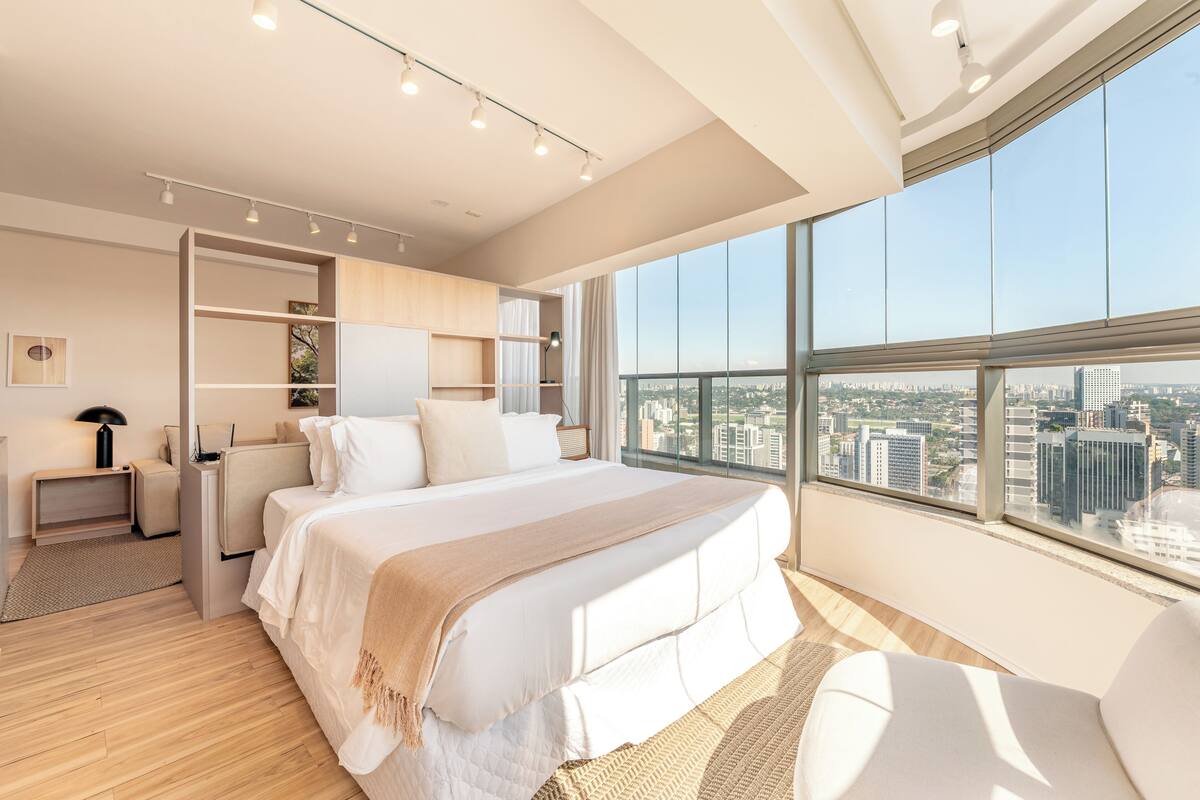 Monolocale comfort, 1 letto queen | Biancheria da letto di alta qualità, una cassaforte in camera
