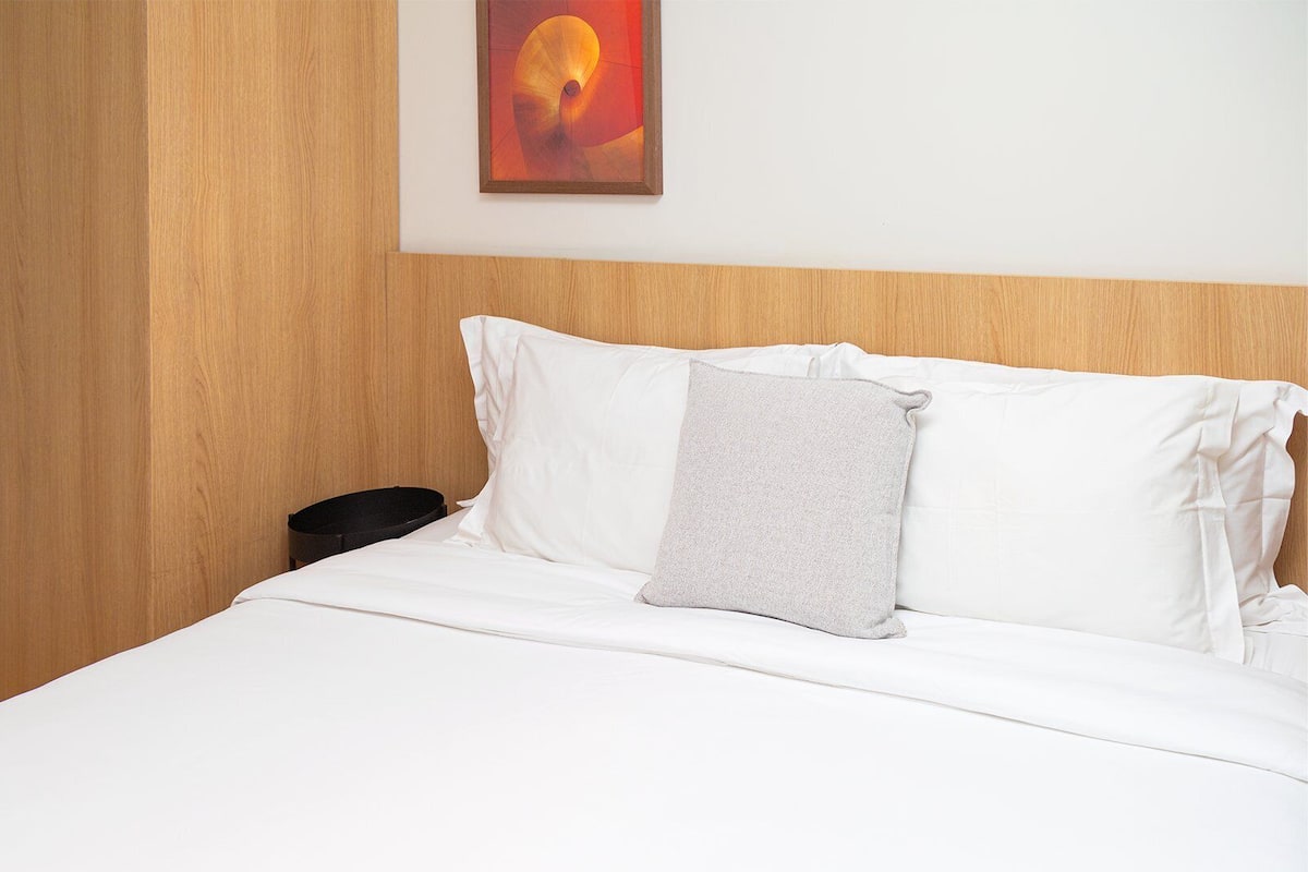Premium bedding, in-room safe, individually decorated