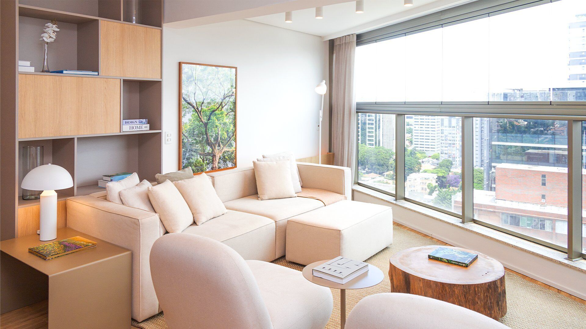 Luxury-Apartment, 2 Schlafzimmer | Wohnbereich | 32-Zoll-Smart-TV mit Kabelempfang