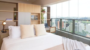 Comfort Studio, 1 Queen Bed | Premium bedding, in-room safe, individually decorated