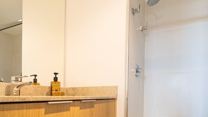 Premium Apartment, 1 King Bed | Bathroom - Movinn White - Pinheiros (São Paulo)