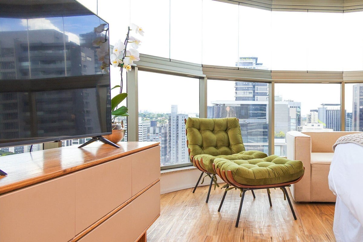 Ropa de cama de alta calidad y caja de seguridad en la habitación