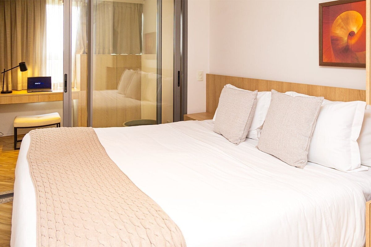 Ropa de cama de alta calidad y caja de seguridad en la habitación