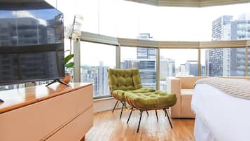 Premium bedding, in-room safe, individually decorated