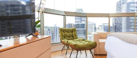 Premium bedding, in-room safe, individually decorated