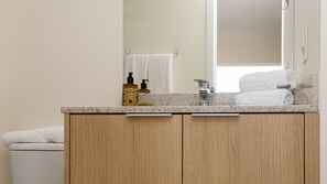 Comfort Studio, 1 Queen Bed | Bathroom - Movinn White - Pinheiros (São Paulo)