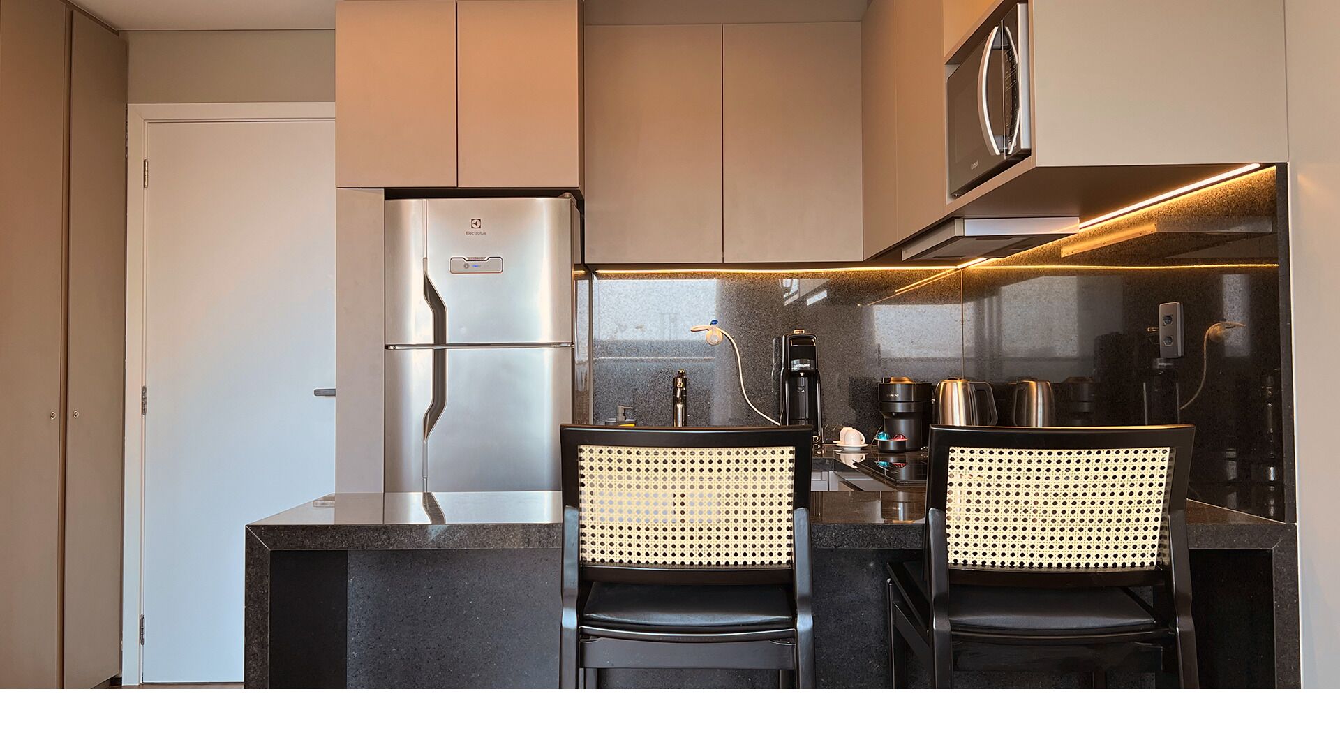 Refrigerador, microondas, cafetera expreso, utensilios de cocina