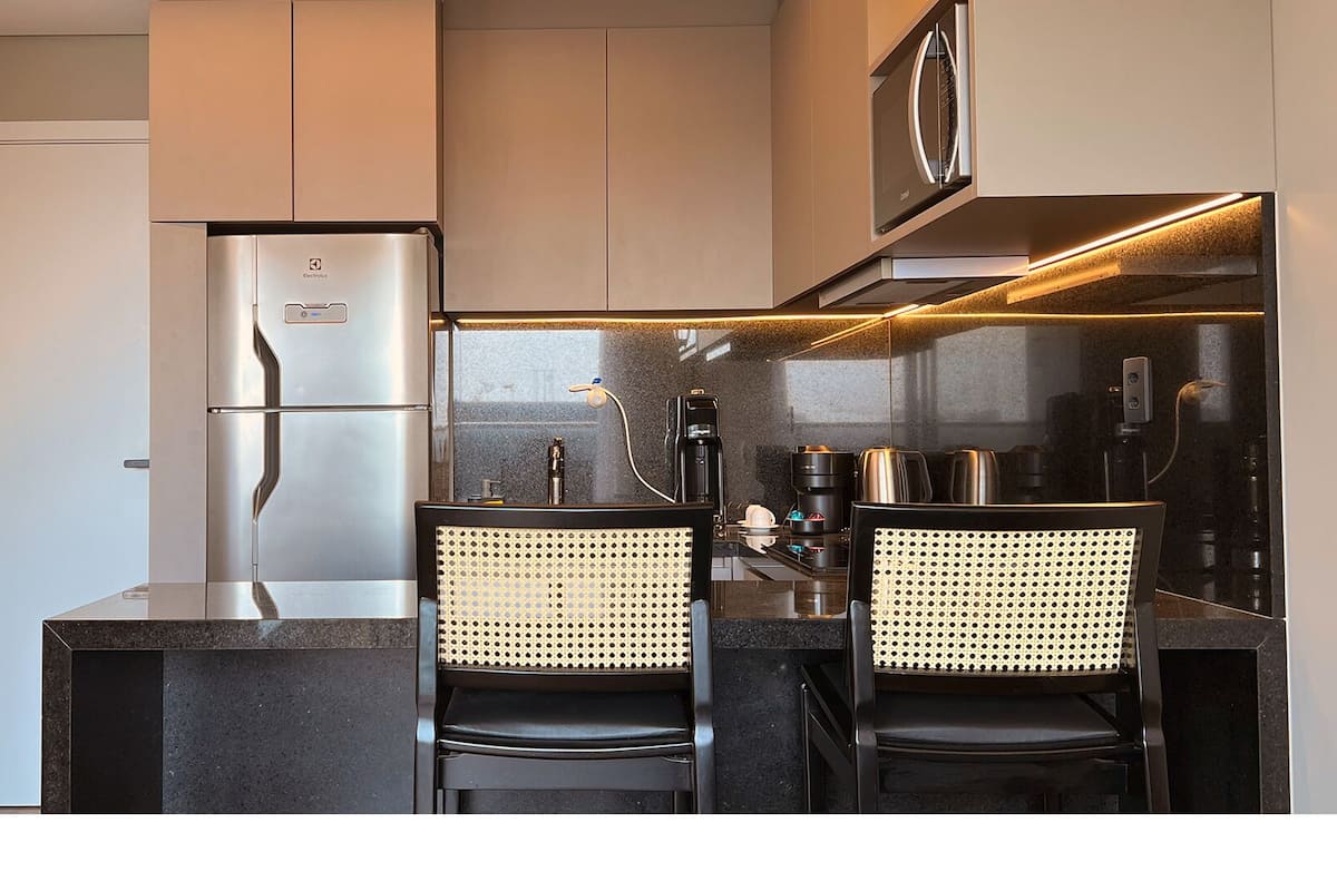 Refrigerador, microondas, cafetera expreso, utensilios de cocina