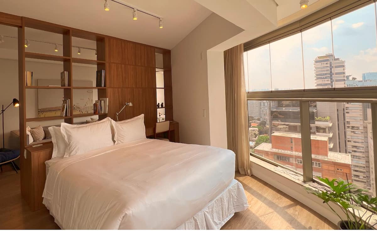 Ropa de cama de alta calidad y caja de seguridad en la habitación