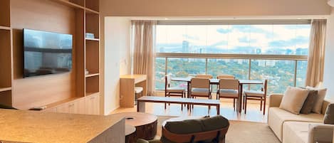 Apartamento luxo | Área de estar | Smart TV 32 polegadas com canais a cabo