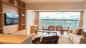 Căn hộ | Khu phòng khách | Smart TV 32-inch có truyền hình cáp