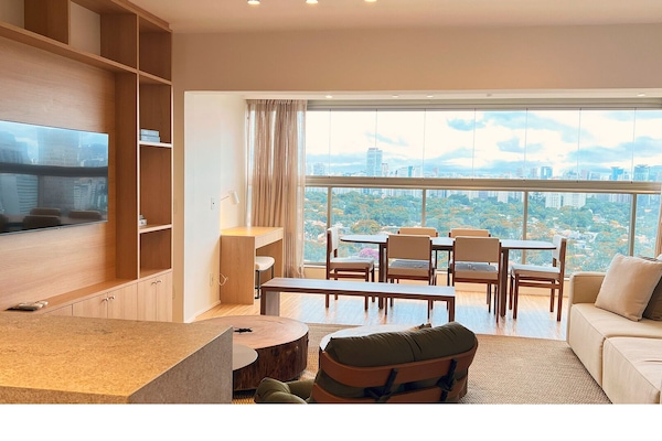 Apartament | Sala d'estar | Televisor intel·ligent de 32 polzades amb canals per cable