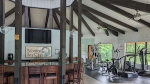 Bahama Bay Club con zona pranzo, attrezzature per esercizi e un grande schermo televisivo.