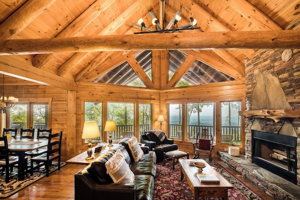 Una Smart TV, una chimenea, videojuegos, una oficina