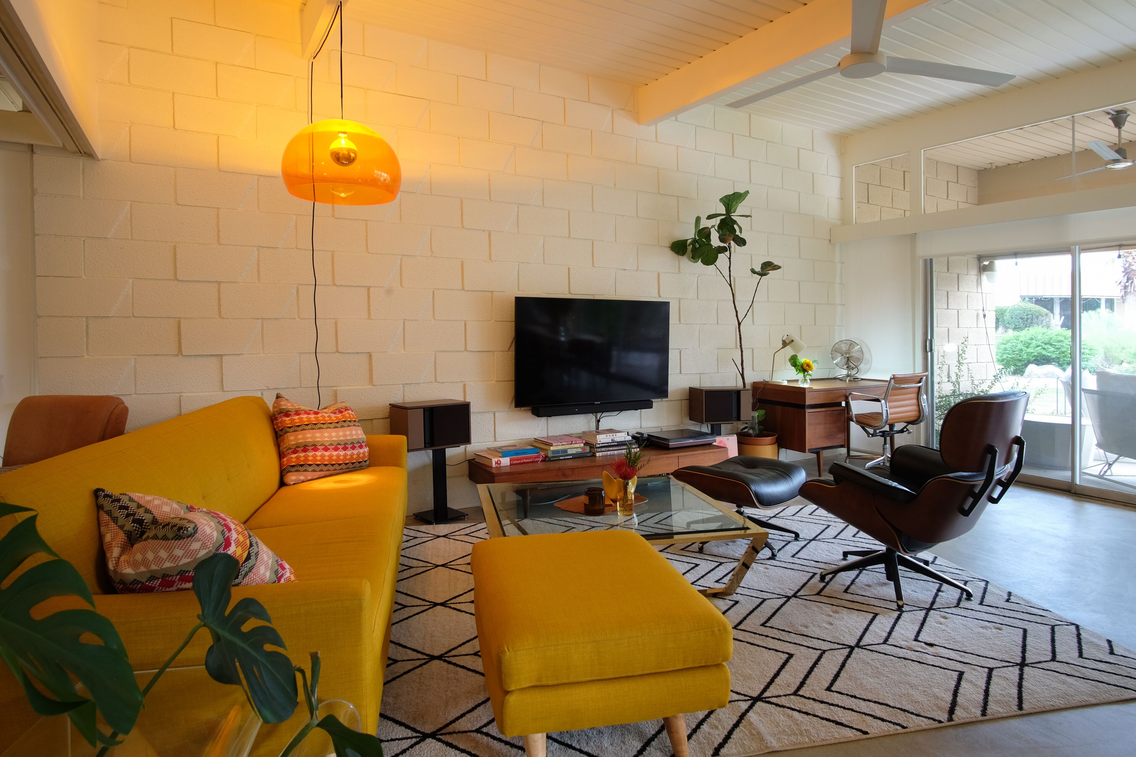 Beautiful updated 1957 holiday condo- steps to the pool, El Paseo, sightseeing!