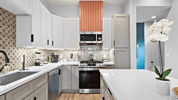 House, Multiple Beds, Hot Tub, Partial Sea View | Private kitchen | Fridge, microwave, oven, stovetop