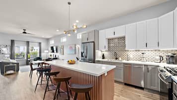 House, Multiple Beds, Hot Tub, Partial Sea View | Private kitchen | Fridge, microwave, oven, stovetop