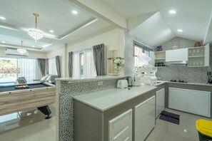 Kühlschrank, Mikrowelle, Toaster, Kochgeschirr/Geschirr/Besteck