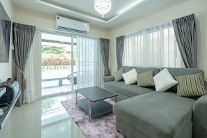 TV - 👍👍👍pattaya villa 4 bedrooms 5 minutes jomtien beach near Walking street (CHON BURI)