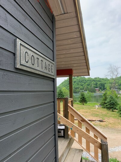 Historic Angler's Cottage, Lakefront, Boat Launch, Renovated Retreat