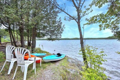 Historic Angler's Cottage, Lakefront, Boat Launch, Renovated Retreat