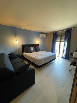 4 Schlafzimmer, Zimmersafe, Schreibtisch, Bügeleisen/Bügelbrett