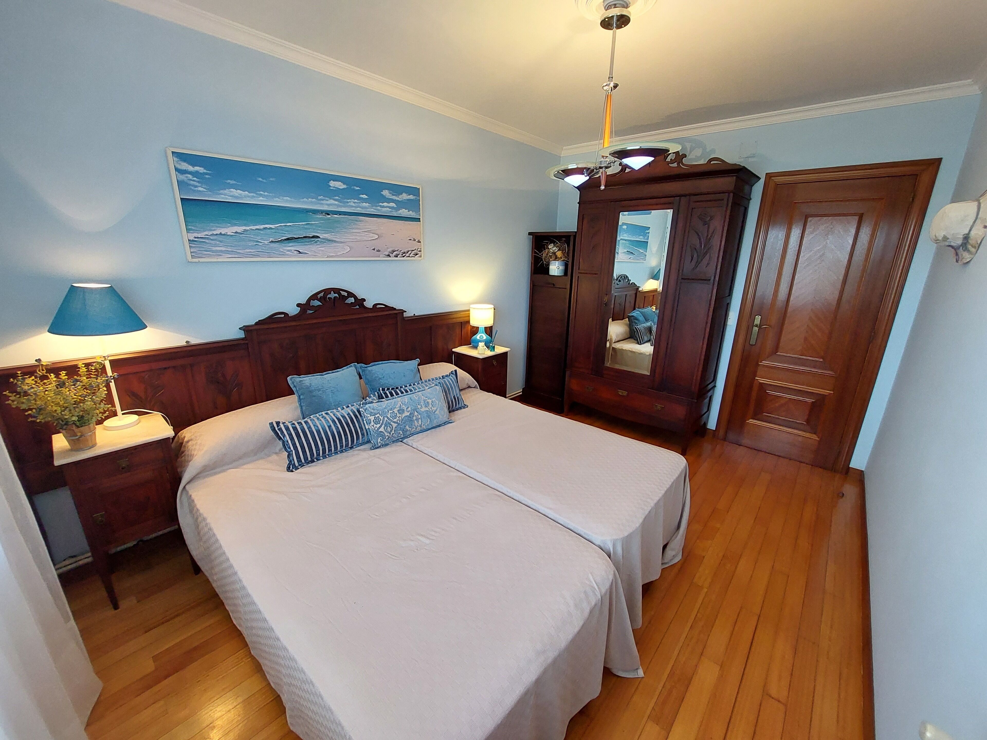 9 habitaciones, escritorio y tabla de planchar con plancha 