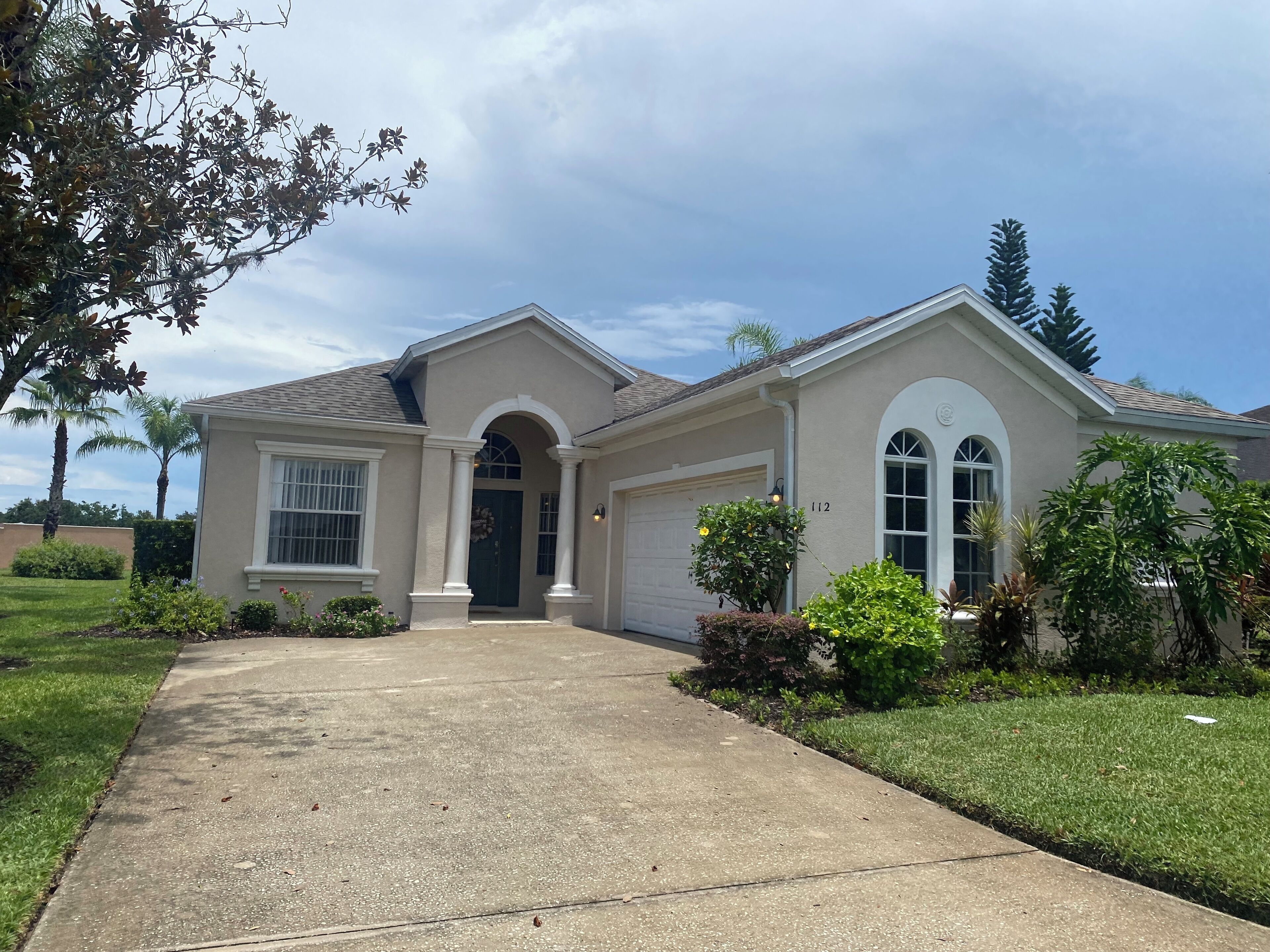 Lovely Orista drive villa with pool and gamesroom sleeps 10 guests