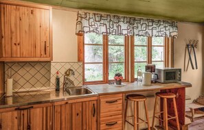 Kjøleskap, ovn, kokeplater og oppvaskmaskin