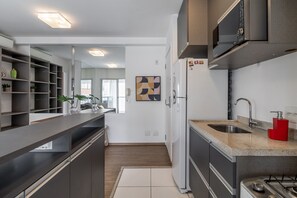 Apartamento família | Cozinha americana privada | Geladeira grande, micro-ondas, fogão, torradeira