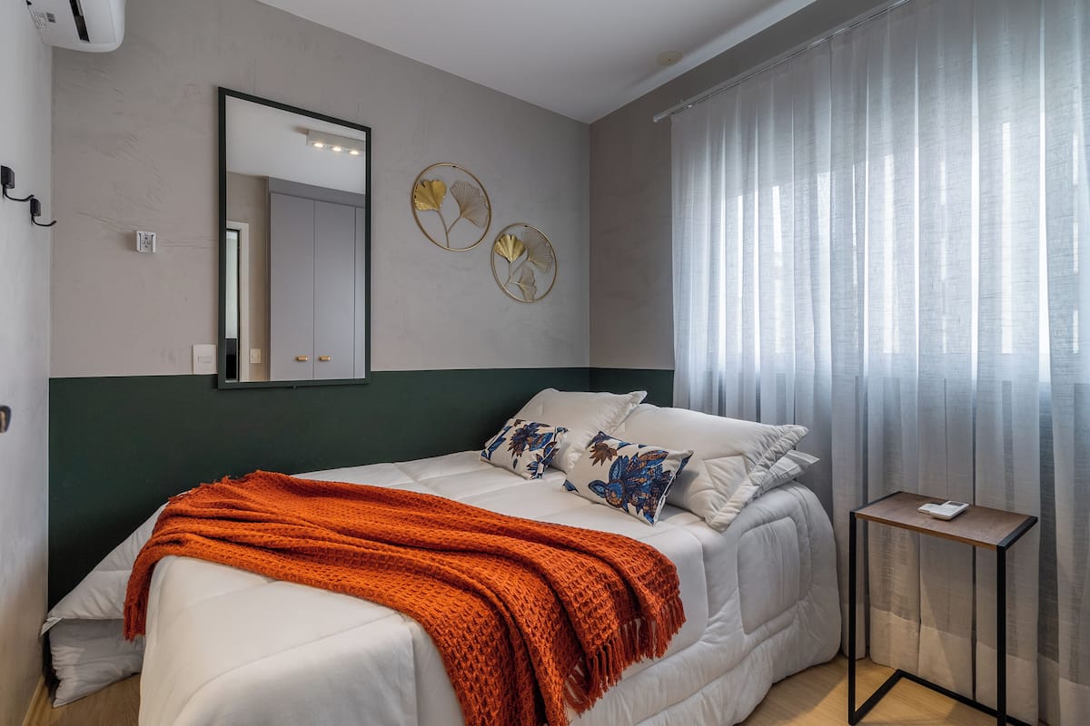 1 habitación, decoración personalizada, escritorio y cortinas blackout