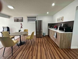 Refrigerador, microondas, cafetera/tetera, tostadora