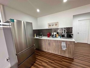 Kühlschrank, Mikrowelle, Wasserkocher mit Kaffee-/Teezubehör, Toaster