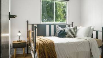 3 bedrooms, desk, iron/ironing board, travel crib