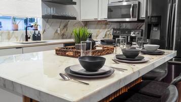 Refrigerador, microondas, horno y parrilla de estufa