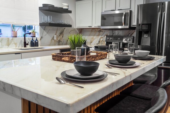 Een koelkast, een microgolfoven, een oven, een kookplaat