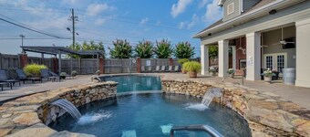 Walking Distance to UA Campus and Stadium at Houndstooth