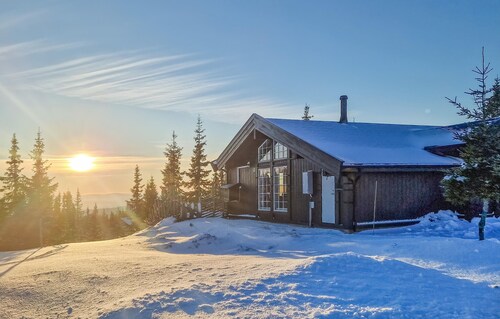 Beautiful home in Sjusjøen with sauna