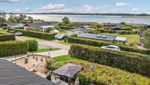 Et boligområde med huse, et vandareal og både i det fjerne.