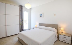 2 bedrooms, travel crib, free WiFi