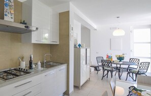 Kylskåp, spishäll, diskmaskin och kaffe- och tebryggare