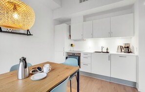 Kühlschrank, Geschirrspüler, Wasserkocher mit Kaffee-/Teezubehör