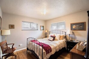 4 bedrooms, desk, iron/ironing board, free WiFi