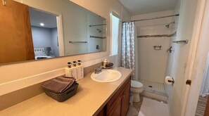Shower, hair dryer - 4 min walk to beach!
 (Cape Canaveral)