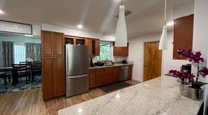 Fridge, microwave, oven, stovetop - 4 min walk to beach!
 (Cape Canaveral)