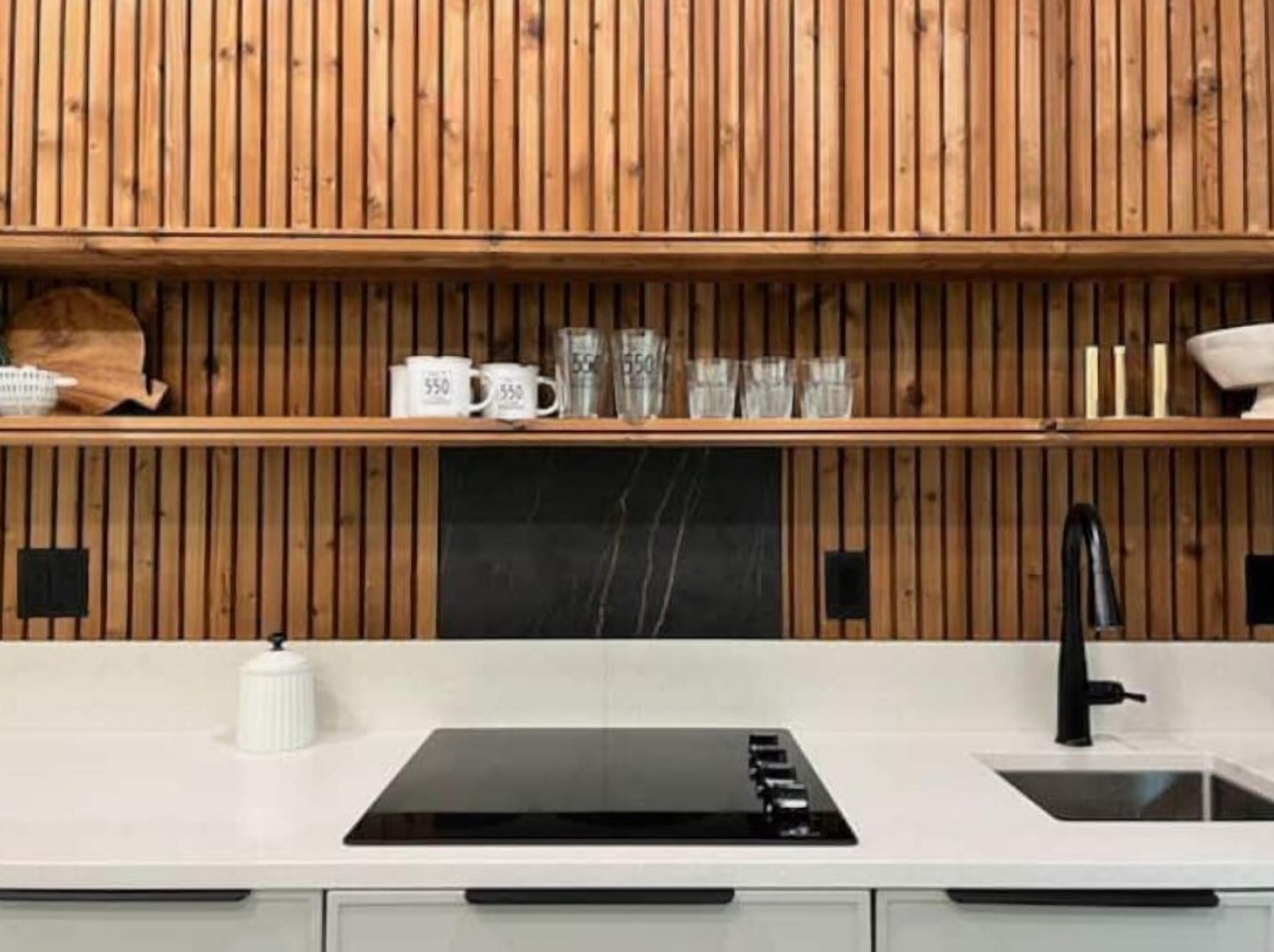 Réfrigérateur, micro-ondes, plaque de cuisson, cafetière/bouilloire